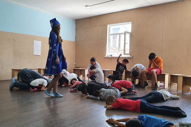 Студенты КРСУ помогли детскому дому «Чексиз Ырайым»