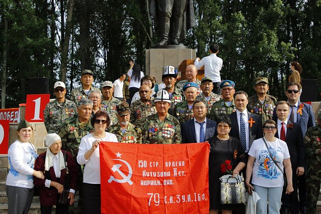 Memory of the heroes: in the village of Panfilovskoye, flowers were laid at the monument to Panfilov