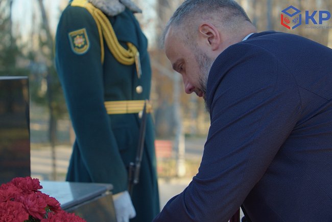 As part of the visit of the delegation of the government of St. Petersburg to Kyrgyzstan, flowers were laid at the monument to the siege survivors of Leningrad