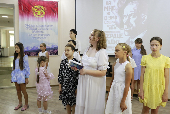 «Послушайте!»: в Бишкеке состоялась премьера концерт-спектакля​, посвященного творчеству В. Маяковского