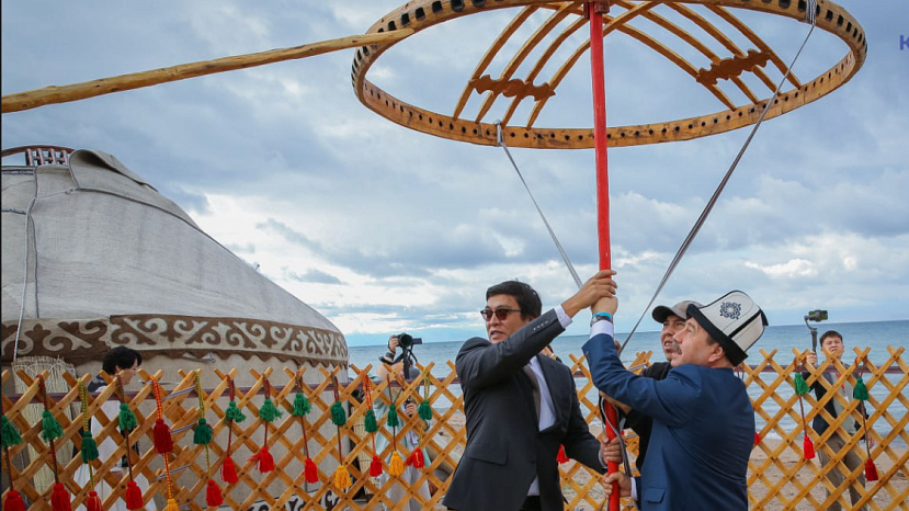 «The Yurt of Friendship» was installed in honor of the fraternal peoples of Russia and Kyrgyzstan on Issyk-Kul