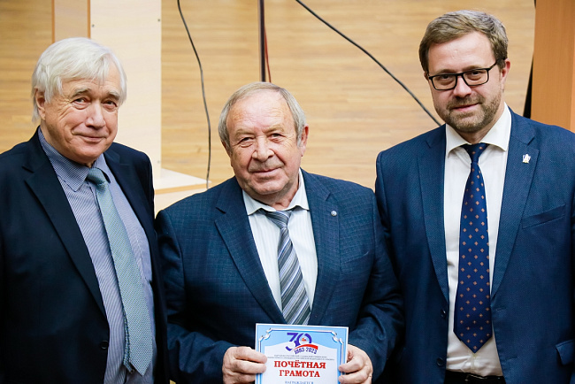 В КРСУ наградили самых преданных сотрудников