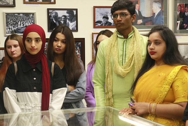 Иностранные студенты КРСУ посетили Дом-музей Ч. Айтматова и Мемориальный комплекс «Ата-Бейит»