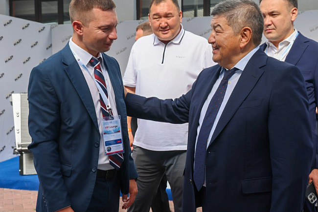 Председатель Кабинета Министров Кыргызстана и заместитель Председателя Правительства России посетили стенд КРСУ