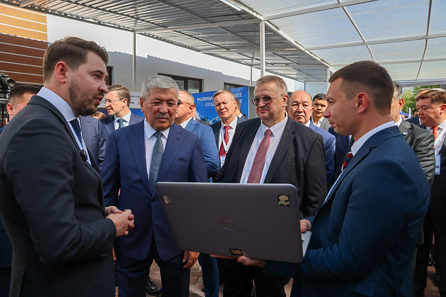 Председатель Кабинета Министров Кыргызстана и заместитель Председателя Правительства России посетили стенд КРСУ