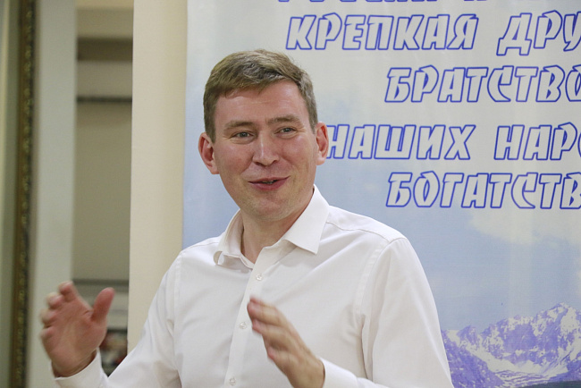 «Послушайте!»: в Бишкеке состоялась премьера концерт-спектакля​, посвященного творчеству В. Маяковского