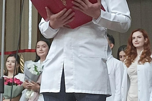 Выпускники медицинского факультета дали клятву врача РФ и КР