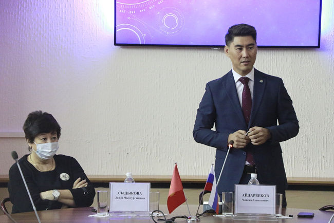 Дипломат Чингиз Айдарбеков прочел лекцию для студентов КРСУ