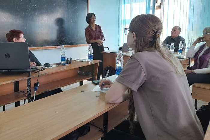 Профессор Сиднейского университета поделилась опытом с  врачами КР