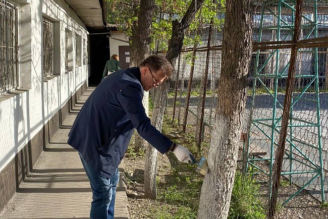 The morning at the Faculty of Natural Sciences of KRSU began with a cleanup day