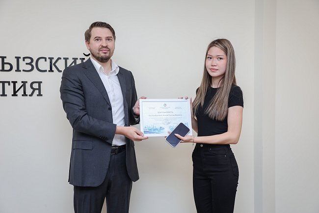 КРСУнун волонтерлору Кыргыз-Россия экономикалык форумунда аткарган иштери үчүн сыйланышты