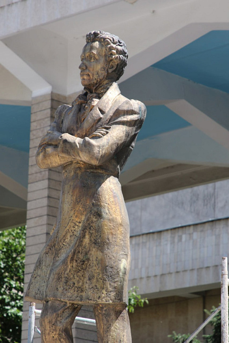 У здания КРСУ отреставрировали памятник Александру Пушкину