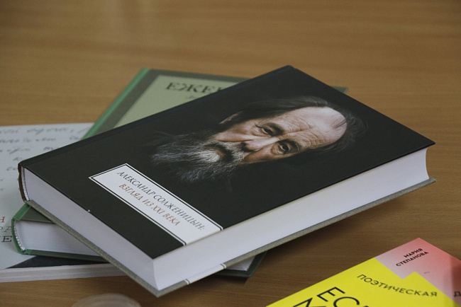 Библиотека ИРЯ КРСУ пополнилась более чем 300 книгами