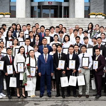 Sadyr Zhaparov presented gifts to the holders of gold certificates