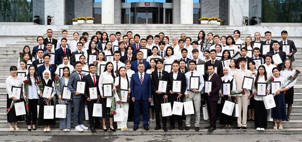 Sadyr Zhaparov presented gifts to the holders of gold certificates