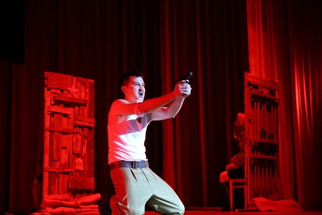 «And the dawns here are quiet»: when the audience stands up and applauds through tears