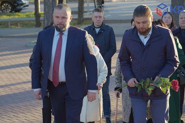 As part of the visit of the delegation of the government of St. Petersburg to Kyrgyzstan, flowers were laid at the monument to the siege survivors of Leningrad