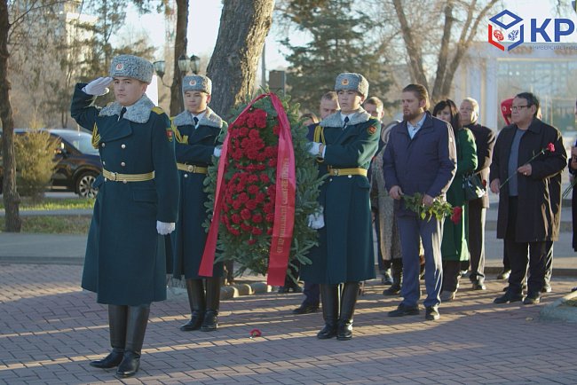 As part of the visit of the delegation of the government of St. Petersburg to Kyrgyzstan, flowers were laid at the monument to the siege survivors of Leningrad