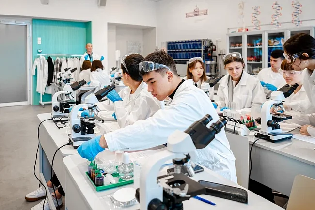 Talented schoolchildren from Kyrgyzstan visited the Sirius scientific center in Sochi for the first time. Most of them are students of the KRSU school