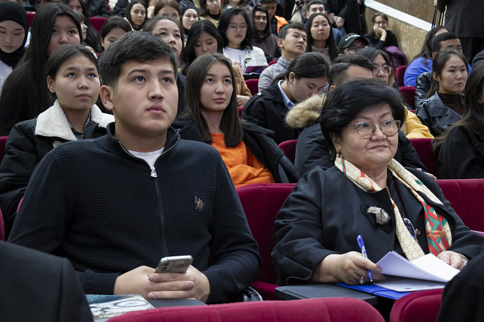 В КРСУ прошла сессия «Киргизский Университариум Стратега»