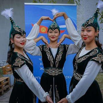 Ысык-Көлдүн жээгинде Россия Федерациясы менен Кыргызстандын достугун билдирген боз үй пайда болду