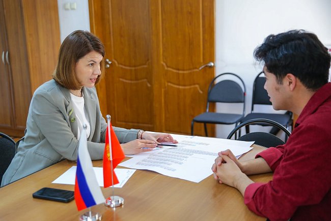 Vice-Rector for Educational Activities KRSU met with a student who translated Minecraft into Kyrgyz