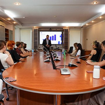 In continuation of the joint educational program with the Russian Society «Knowledge» and the summer social and humanitarian school, a lecture on oratory skills was held for participants in the creative studios KRSU