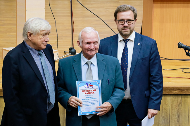 В КРСУ наградили самых преданных сотрудников