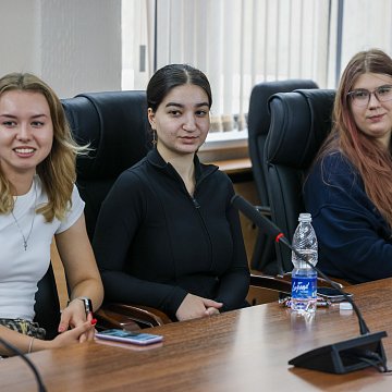 КРСУда орус коому менен биргелешкен билим берүү программасы уланууда «Билим»
