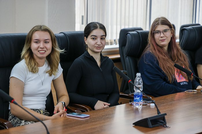 КРСУда орус коому менен биргелешкен билим берүү программасы уланууда «Билим»