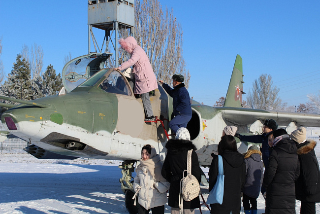 Студенты КРСУ посетили российскую авиабазу в Канте