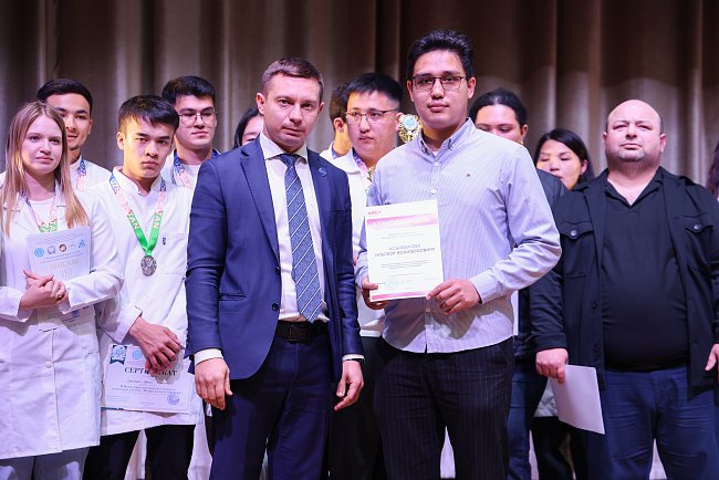 КРСУда студенттерди жана кызматкерлерди салтанаттуу сыйлоо аземи болуп өттү