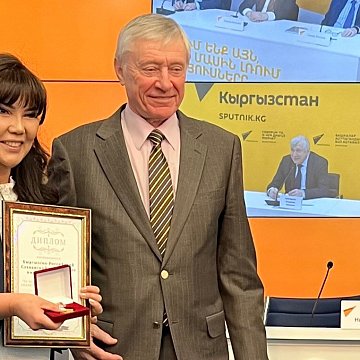 Ардак белгиси менен КРСУнун профессору Айнура Кочербаева сыйланды