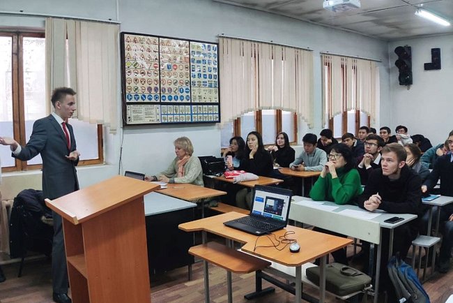 The young researchers discussed modern scientific and technological innovations in English