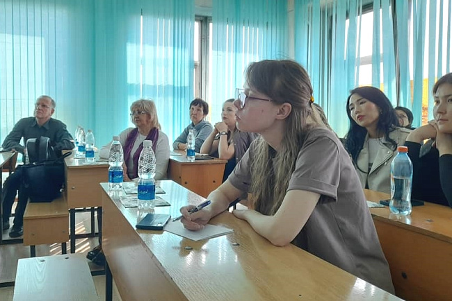 Профессор Сиднейского университета поделилась опытом с  врачами КР