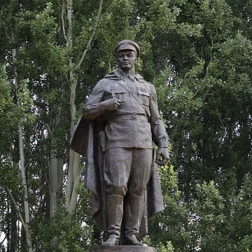 Чүй облусунда Иван Панфилов менен Кулубек Тулебердиевдин эстеликтери ачылды