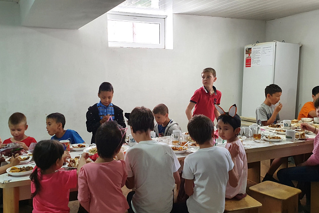 Студенты КРСУ помогли детскому дому «Чексиз Ырайым»