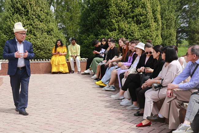 Иностранные студенты КРСУ посетили Дом-музей Ч. Айтматова и Мемориальный комплекс «Ата-Бейит»
