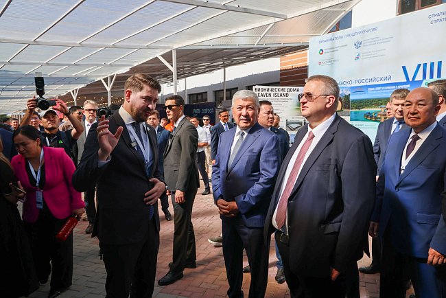 The Chairman of the Cabinet of Ministers of Kyrgyzstan and the Deputy Chairman of the Government of Russia visited the KRSU stand