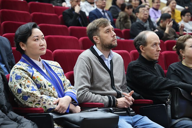 Өнүгүү боюнча диалог: КРСУда ректор менен профессордук-окутуучулар курамынын жолугушуусу болду