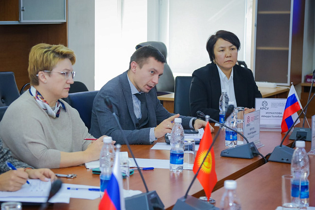 В КРСУ состоялось рабочее совещание с участием представителей аппарата Президента КР и руководства университета