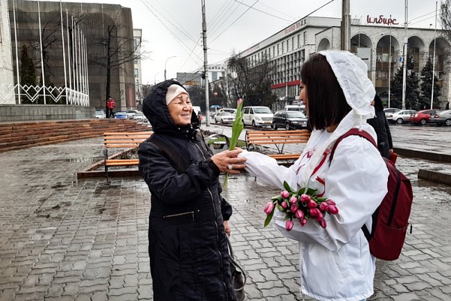 Flowers and congratulations on March 8th from volunteers!