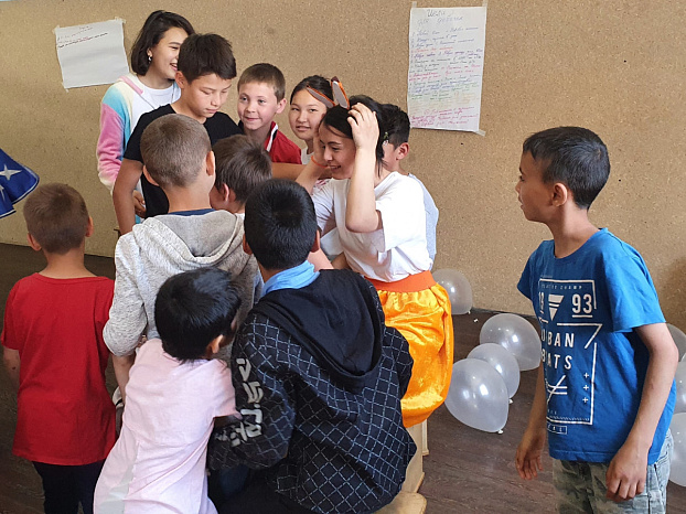 Студенты КРСУ помогли детскому дому «Чексиз Ырайым»