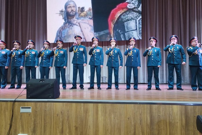 Бишкектеги Кыргыз-Орус Славян университетинин студенттери жана кызматкерлери үчүн Борбордук аскер округунун ыр жана бий ансамбли өз өнөрүн тартуулады