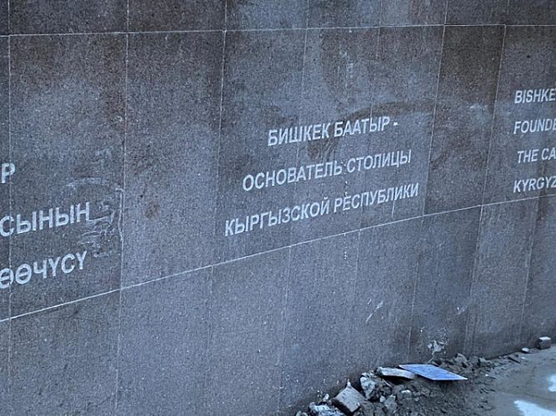 Споры о памятнике Бишкеку баатыру: как мифический герой стал основателем города
