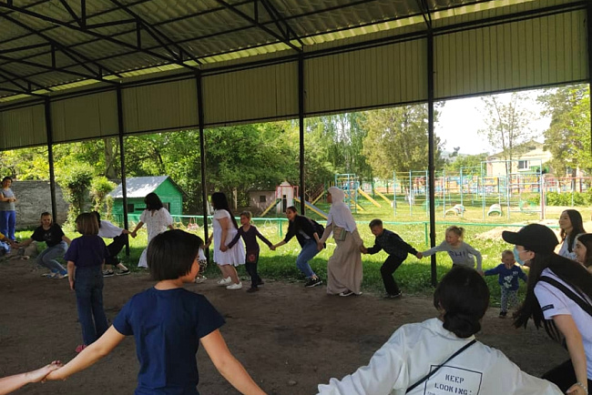 Студенты медфака КРСУ помогли воспитанникам детского дома в Орловке
