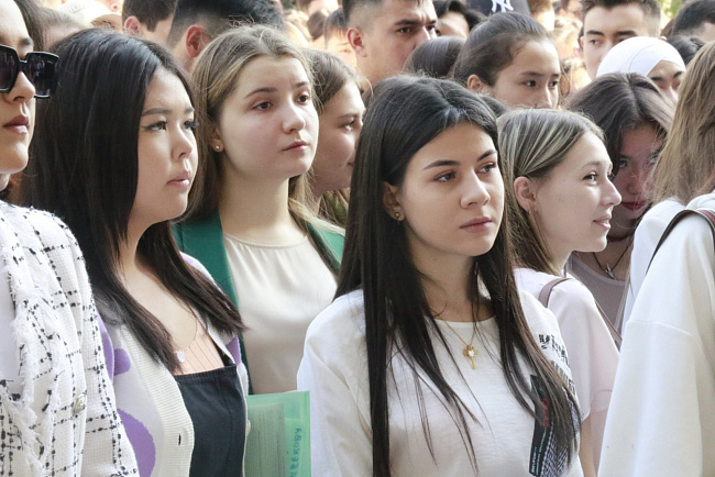 День знаний: в КРСУ прошла торжественная линейка для первокурсников