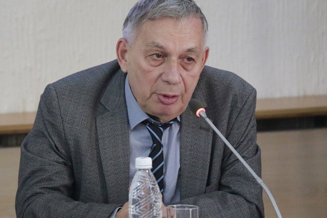 With an oriental flavor: a lecture by the poet Mikhail Sinelnikov was held at KRSU