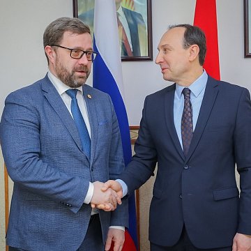 Белоруссиянын посолу Андрей Страчконун Б.Н. атындагы КРСУда окуган лекциясы женунде. Ельцин