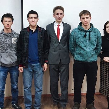 The young researchers discussed modern scientific and technological innovations in English